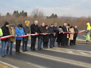 Symboliczne otwarcie drogi - zdjęcie przedstawia uczestników wydarzenia przecinających wstęgę