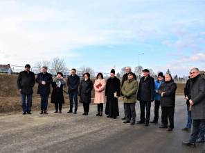 Symboliczne otwarcie drogi - zdjęcie przedstawia uczestników wydarzenia