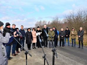 Symboliczne otwarcie drogi - zdjęcie przedstawia uczestników wydarzenia