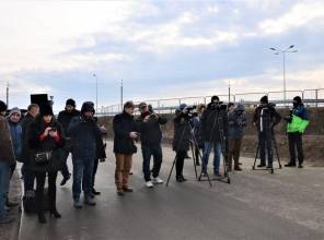 Symboliczne otwarcie drogi - zdjęcie przedstawia uczestników wydarzenia 