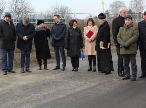 Symboliczne otwarcie drogi - zdjęcie przedstawia uczestników wydarzenia