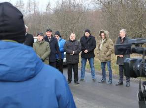 Symboliczne otwarcie drogi - zdjęcie przedstawia uczestników wydarzenia