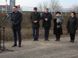 Symboliczne otwarcie drogi - zdjęcie przedstawia uczestników wydarzenia