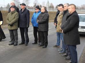 Symboliczne otwarcie drogi - zdjęcie przedstawia uczestników wydarzenia