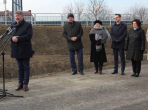 Symboliczne otwarcie drogi - zdjęcie przedstawia uczestników wydarzenia