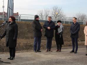 Symboliczne otwarcie drogi - zdjęcie przedstawia uczestników wydarzenia