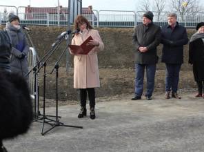 Symboliczne otwarcie drogi - zdjęcie przedstawia uczestników wydarzenia