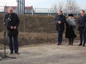 Symboliczne otwarcie drogi - zdjęcie przedstawia uczestników wydarzenia