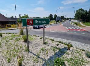 <h4> </h4>

<h4><span style="font-size:14px"><strong>Inwestor:</strong> Województwo Podkarpackie - Podkarpacki Zarząd Dróg Wojewódzkich</span></h4>

<h4><span style="font-size:14px"><strong>Wykonawca:</strong> Przedsiębiorstwo Budowy Dróg i Mostów Sp. z o.o. </span></h4>

<h4><span style="font-size:14px"><strong>Całkowita wartość Projektu:</strong> 9 547 929,77 PLN</span></h4>

<h4><span style="font-size:14px"><strong>Wartość dofinansowania z EFRR:</strong> 7 962 332,30 PLN</span></h4>

<h4><span style="font-size:14px"><strong>Data podpisania umowy z Wykonawcą:</strong> 02.03.2017 r.</span></h4>

<h4><span style="font-size:14px"><strong>Data zakończenia robót budowlanych:</strong> 23.10.2020 r.</span></h4>

<h4><span style="font-size:14px"><strong>Okres realizacji:</strong> 2017-2020</span></h4>

<h4> </h4>
