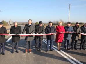 Zdjęcie przedstawia uczestników wydarzenia przecinających wstęgę