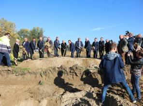 Symboliczne rozpoczęcie budowy - zdjęcie przedstawia uczestników wydarzenia