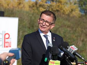 Symboliczne rozpoczęcie budowy - zdjęcie przedstawia uczestnika wydarzenia