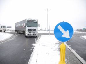 Zdjęcie przedstawia fragment nowo wybudowanej drogi