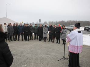 Symboliczne otwarcie drogi - zdjęcie przedstawia uczestników wydarzenia