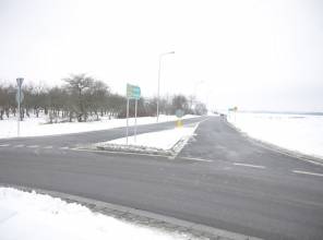 Zdjęcie przedstawia fragment nowo wybudowanej drogi