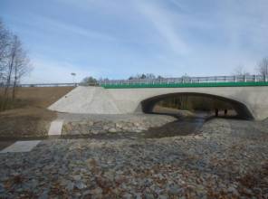 Zdjęcie przedstawia nowo wybudowany obiekt mostowy