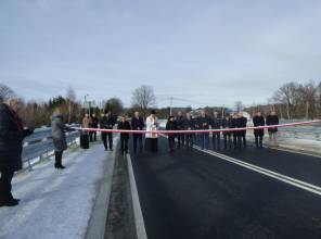 Zdjęcie przedstawia uczestników wydarzenia przecinających wstęgę