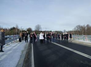 Zdjęcie przedstawia uczestników wydarzenia przecinających wstęgę