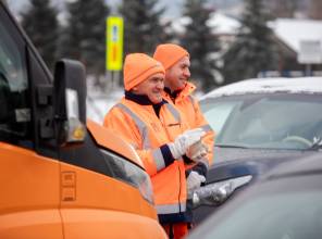 Symboliczne otwarcie drogi - zdjęcie przedstawia uczestników wydarzenia
