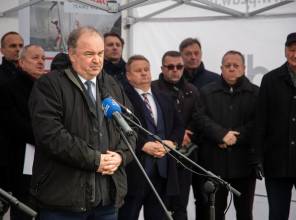 Symboliczne otwarcie drogi - zdjęcie przedstawia uczestników wydarzenia