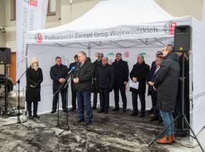 Symboliczne otwarcie drogi - zdjęcie przedstawia uczestników wydarzenia