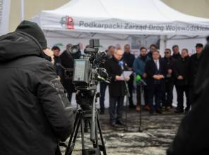 Symboliczne otwarcie drogi - zdjęcie przedstawia uczestników wydarzenia