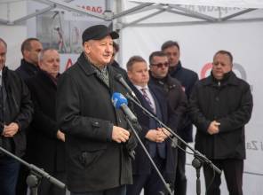 Symboliczne otwarcie drogi - zdjęcie przedstawia uczestników wydarzenia