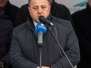 Symboliczne otwarcie drogi - zdjęcie przedstawia uczestników wydarzenia