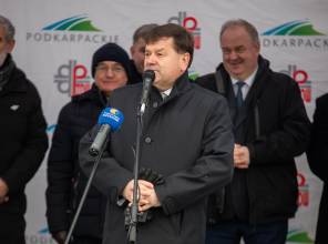 Symboliczne otwarcie drogi - zdjęcie przedstawia uczestników wydarzenia