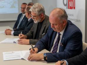 Podpisanie umowy na drogę do terminala kolejowego T1 w Żurawicy