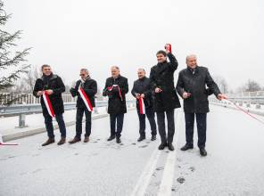 Zdjęcie przedstawia uczestników wydarzenia przecinających wstęgę