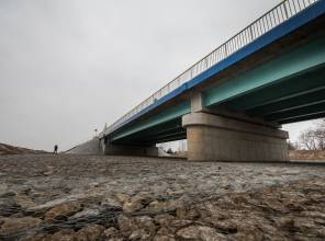 Zdjęcie przedstawia nowo wybudowany obiekt mostowy