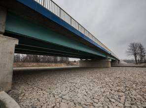 Zdjęcie przedstawia nowo wybudowany obiekt mostowy