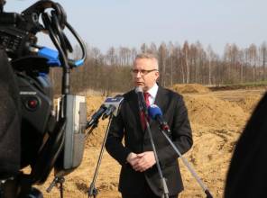 Symboliczne rozpoczęcie budowy - zdjęcie przedstawia uczestnika wydarzenia