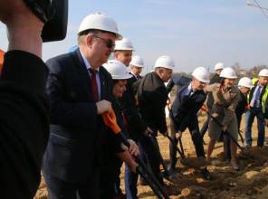 Symboliczne rozpoczęcie budowy - zdjęcie przedstawia uczestników wydarzenia