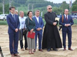 Symboliczne rozpoczęcie budowy - zdjęcie przedstawia uczestników wydarzenia