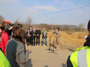 Symboliczne rozpoczęcie budowy - zdjęcie przedstawia uczestników wydarzenia