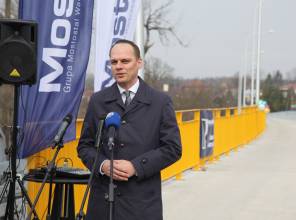 Symboliczne otwarcie drogi - zdjęcie przedstawia uczestnika wydarzenia