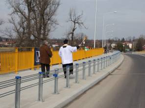 Symboliczne otwarcie drogi - zdjęcie przedstawia uczestników wydarzenia