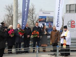 Symboliczne otwarcie drogi - zdjęcie przedstawia uczestników wydarzenia
