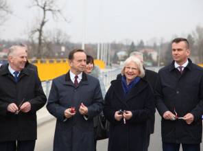 Symboliczne otwarcie drogi - zdjęcie przedstawia uczestników wydarzenia