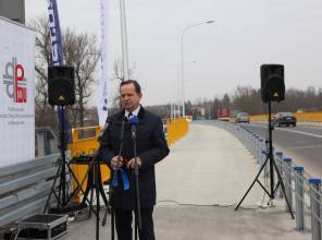 Symboliczne otwarcie drogi - zdjęcie przedstawia uczestnika wydarzenia