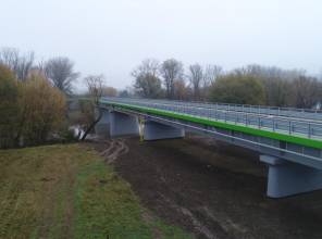 Zdjęcie przedstawia nowo wybudowany obiekt mostowy