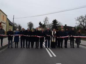 Zdjęcie przedstawia uczestników wydarzenia przecinających wstęgę