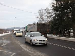 Zdjęcie przedstawia fragment przebudowanej drogi