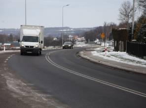 Zdjęcie przedstawia fragment przebudowanej drogi