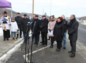 Symboliczne otwarcie drogi - zdjęcie przedstawia uczestników wydarzenia 
