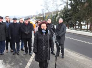 Symboliczne otwarcie drogi - zdjęcie przedstawia uczestników wydarzenia 