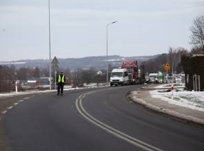 Zdjęcie przedstawia fragment przebudowanej drogi