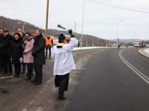 Symboliczne otwarcie drogi - zdjęcie przedstawia uczestników wydarzenia 